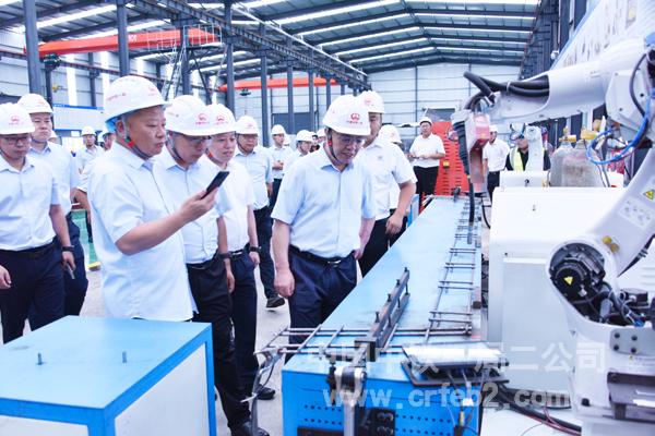 参观预制梁场钢筋加工区2