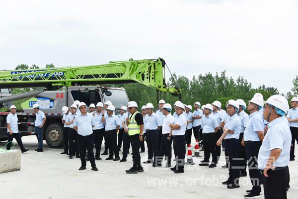 现场观摩大胜山桥梁临近营业线施工工点