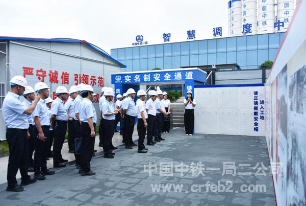 观摩预制梁场听取项目介绍2