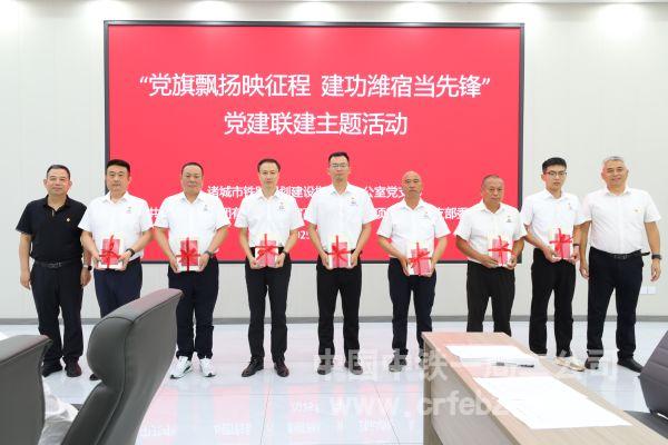 向党员代表赠送学习教育书籍及政治生日卡 向党员代表赠送学习教育书籍及政治生日卡