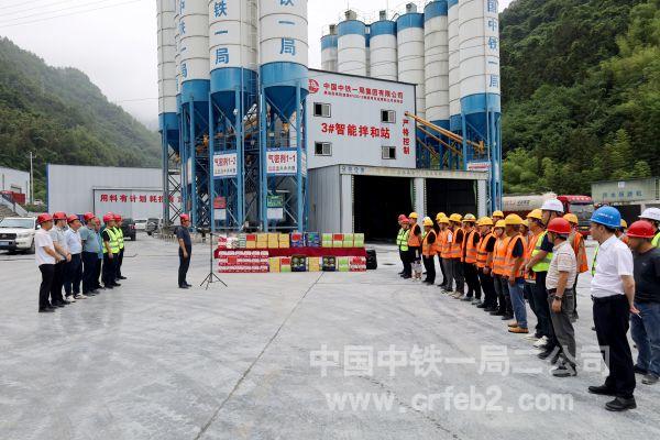 开展“送清凉”慰问活动