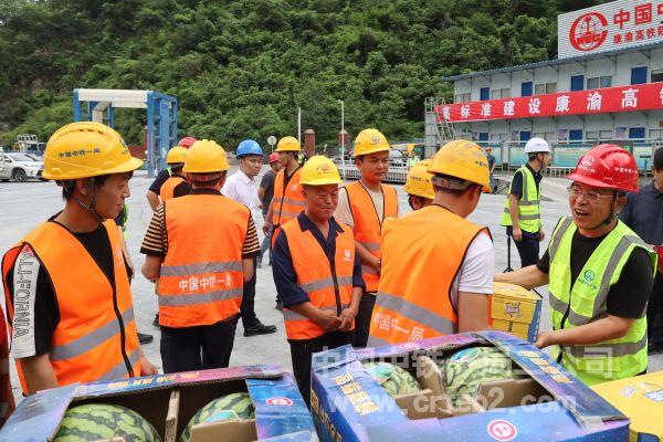 张林为一线人员送上慰问品