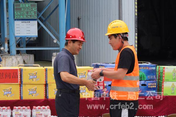 葛新东为一线人员送上慰问品