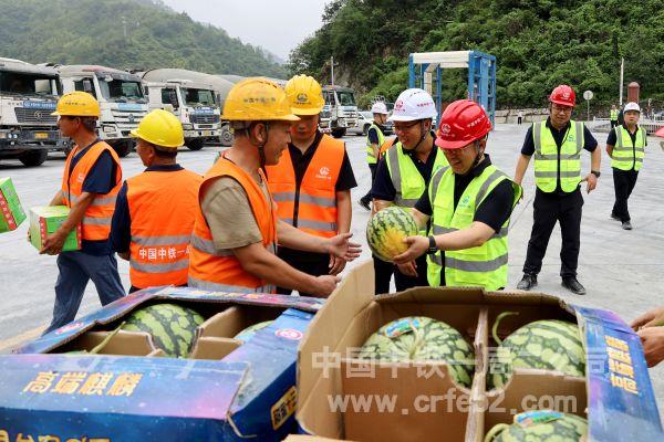 路海亮为一线人员送上慰问品