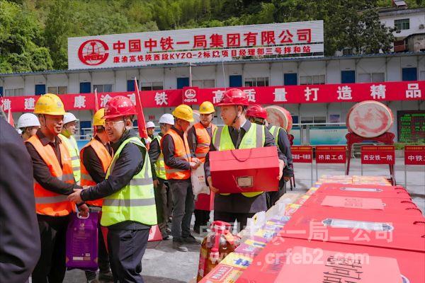 为一线工人发放慰问品 为一线工人发放慰问品