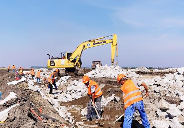 浆砌片石边沟施工现场 浆砌片石边沟施工现场