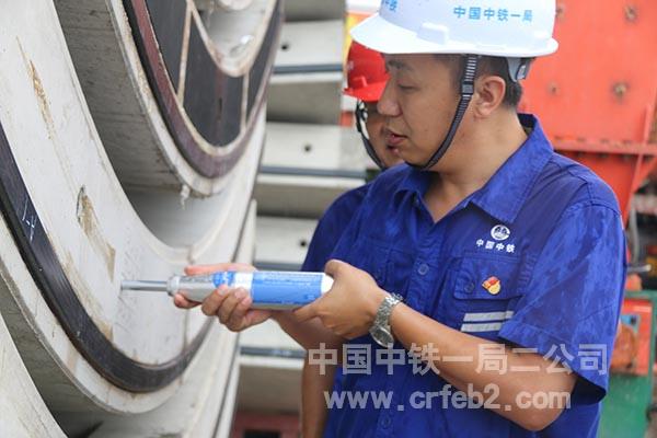 认真工作中的冯利华