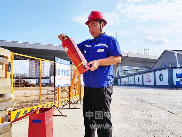 图四：韩其龙工作照
