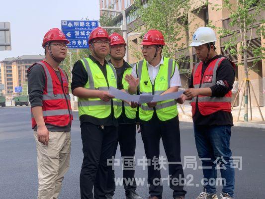 田京利与同事查看2号地块项目规划图