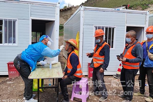 喀拉苏乡中心卫生院党支部书记奴尔江·托汗给劳务队伍人员现场做核酸 喀拉苏乡中心卫生院党支部书记奴尔江·托汗给劳务队伍人员现场做核酸