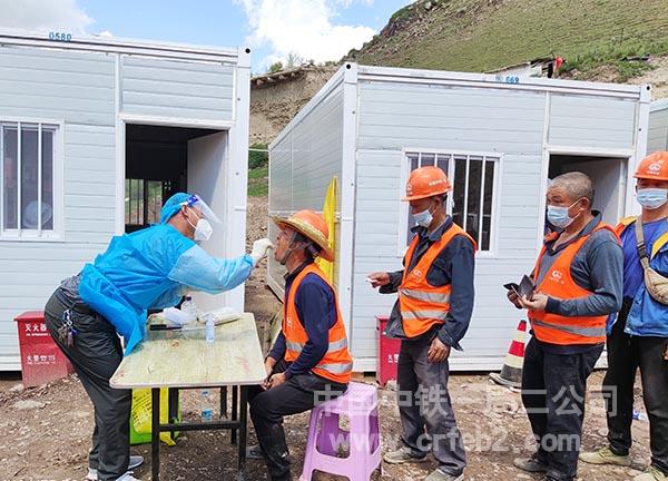 喀拉苏乡中心卫生院党支部书记奴尔江·托汗给劳务队伍人员现场做核酸1 喀拉苏乡中心卫生院党支部书记奴尔江·托汗给劳务队伍人员现场做核酸1