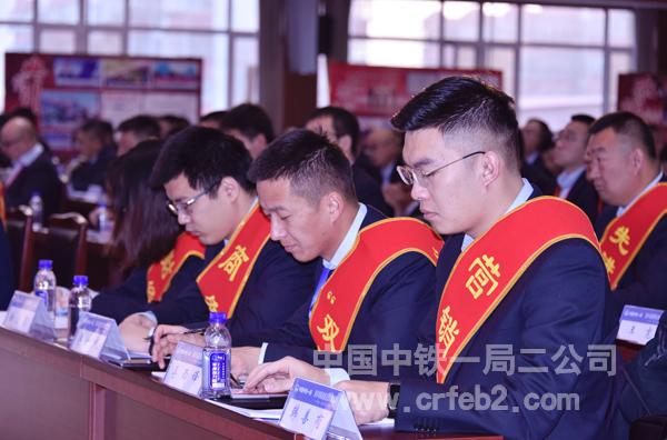 与会人员认真听取行政工作报告