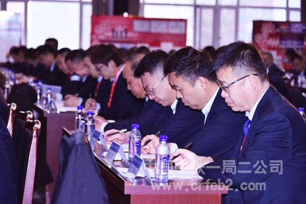 与会人员认真听取行政报告