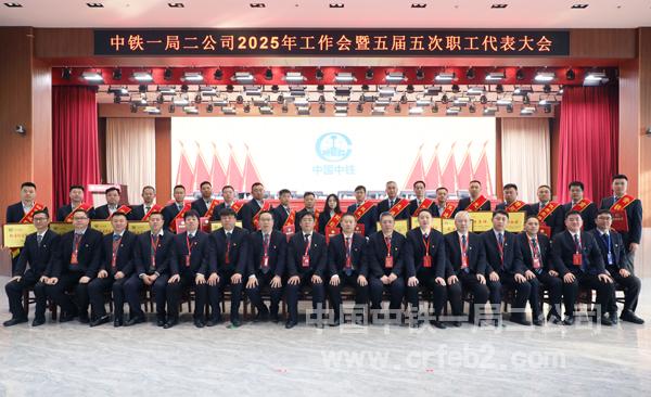 双先代表与公司领导合影留念
