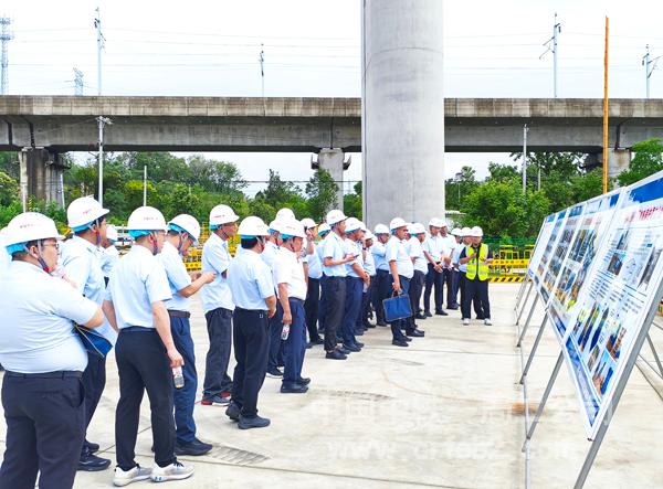 现场观摩曹家坳村跨京九铁路特大桥（48+48）mT构转体连续梁66号墩工点