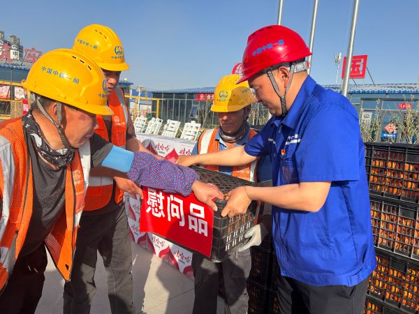 发放慰问品