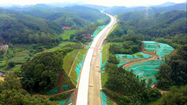 路面设置S形强制减速区-杨瑞龙-梧州藤县苍容4标-2025.6.2