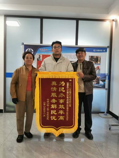 和居民代表合影