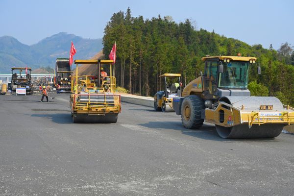 水稳摊铺现场 水稳摊铺现场