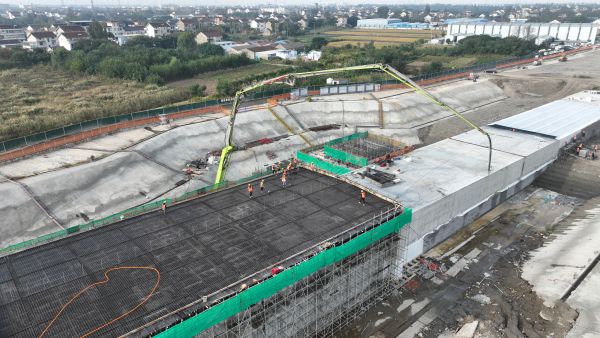 机场隧道进口段最后一板雨棚浇筑 机场隧道进口段最后一板雨棚浇筑