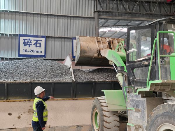 梁健站长盯控骨料仓 梁健站长盯控骨料仓
