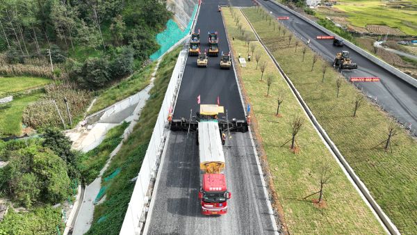 1、沥青摊铺现场 1、沥青摊铺现场