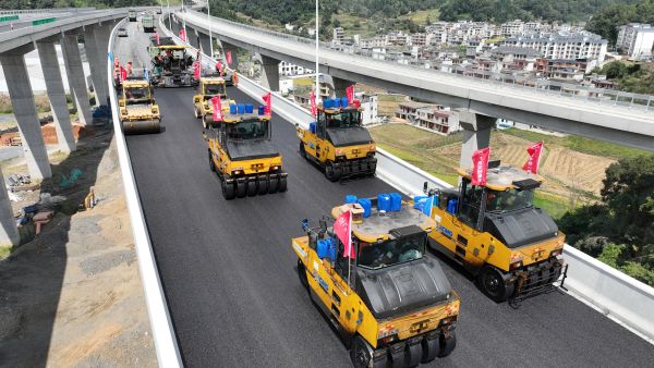 2、沥青摊铺现场 2、沥青摊铺现场