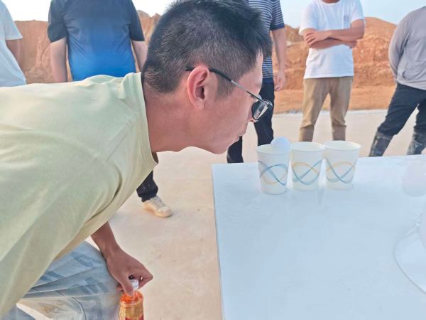 吹乒乓球过水杯 吹乒乓球过水杯