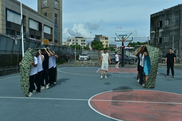 齐心协力向前冲 齐心协力向前冲