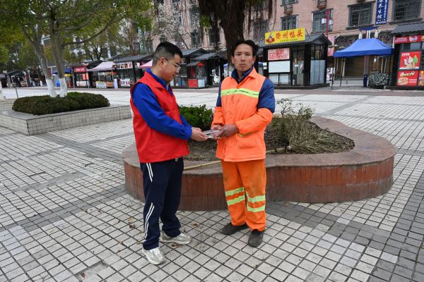为环卫工送水