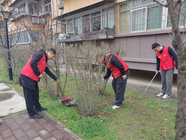 清扫绿化带中杂物