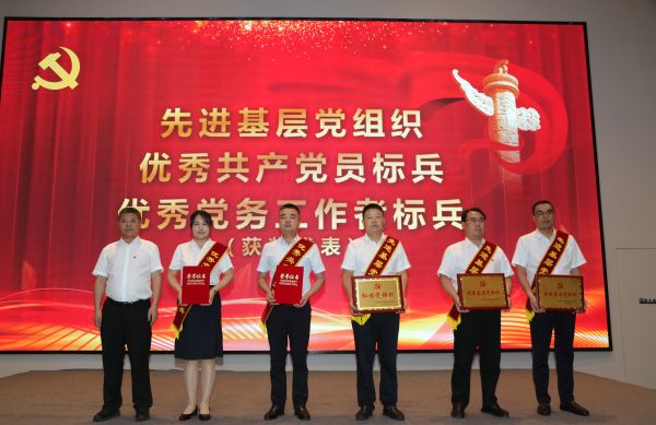 3-2、张林为先进代表颁奖 3-2、张林为先进代表颁奖