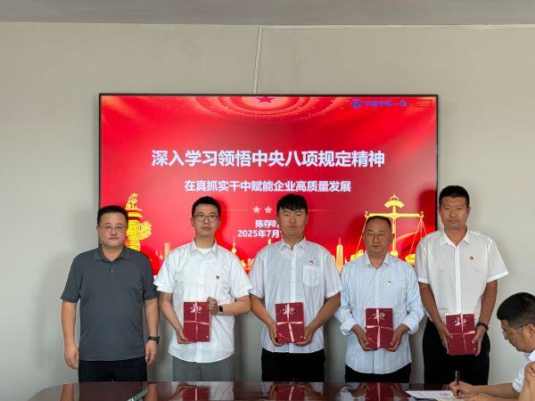 陈存叶为党员代表赠送书籍 陈存叶为党员代表赠送书籍