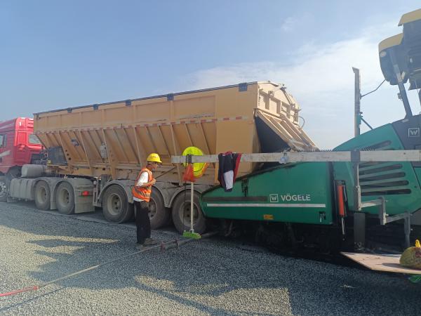 沥青混合料运输车（外部引入）