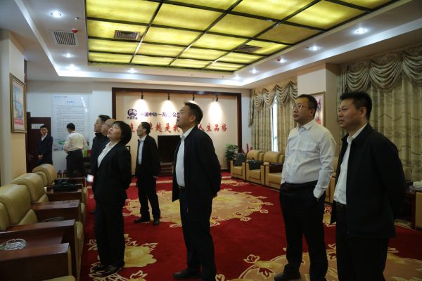 参观企业荣誉室