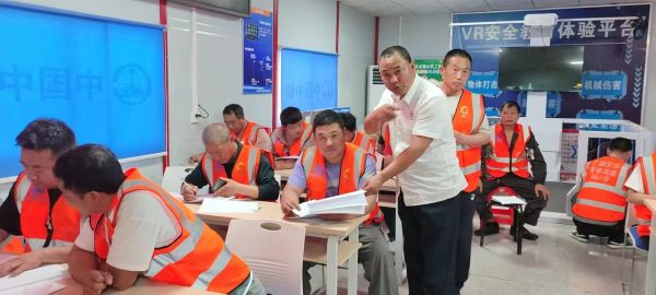 王彦幸组织施工班组培训