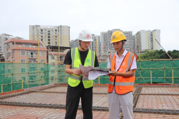 田斐指导现场施工