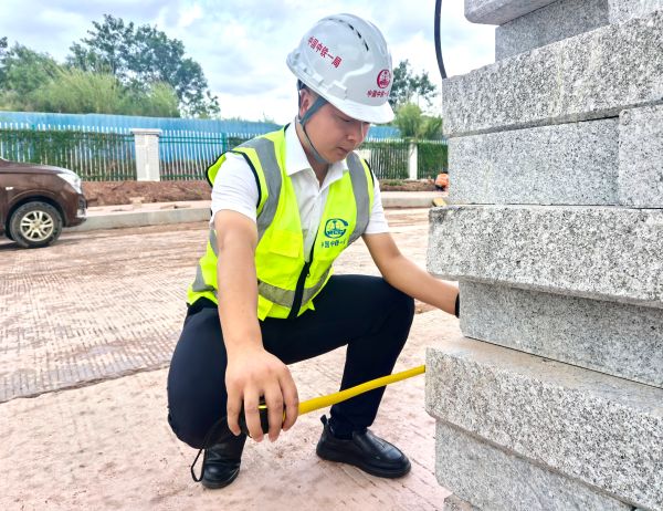 工作中的杨李毅 工作中的杨李毅