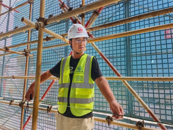 工作中的屈拓 工作中的屈拓