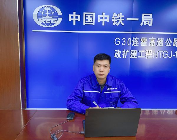 工作中的肖斌 工作中的肖斌