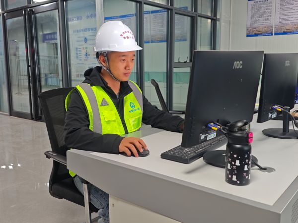 李守仁在进行信息化平台操作工作 李守仁在进行信息化平台操作工作