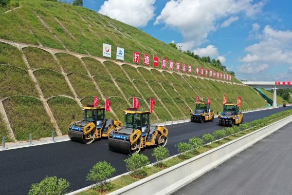 聚焦广西首个无人化路面摊铺施工 这场观摩...