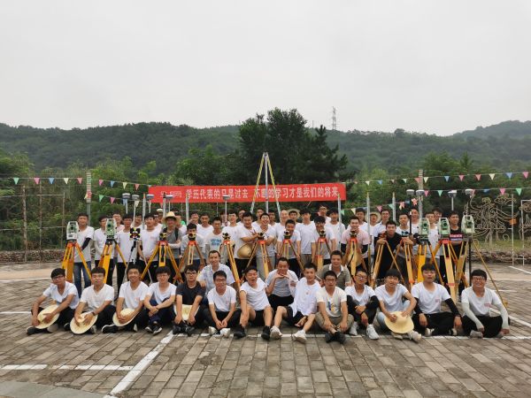 “飞鹰”团队与新员工合影