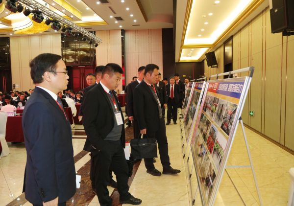 18、参会人员观看展板
