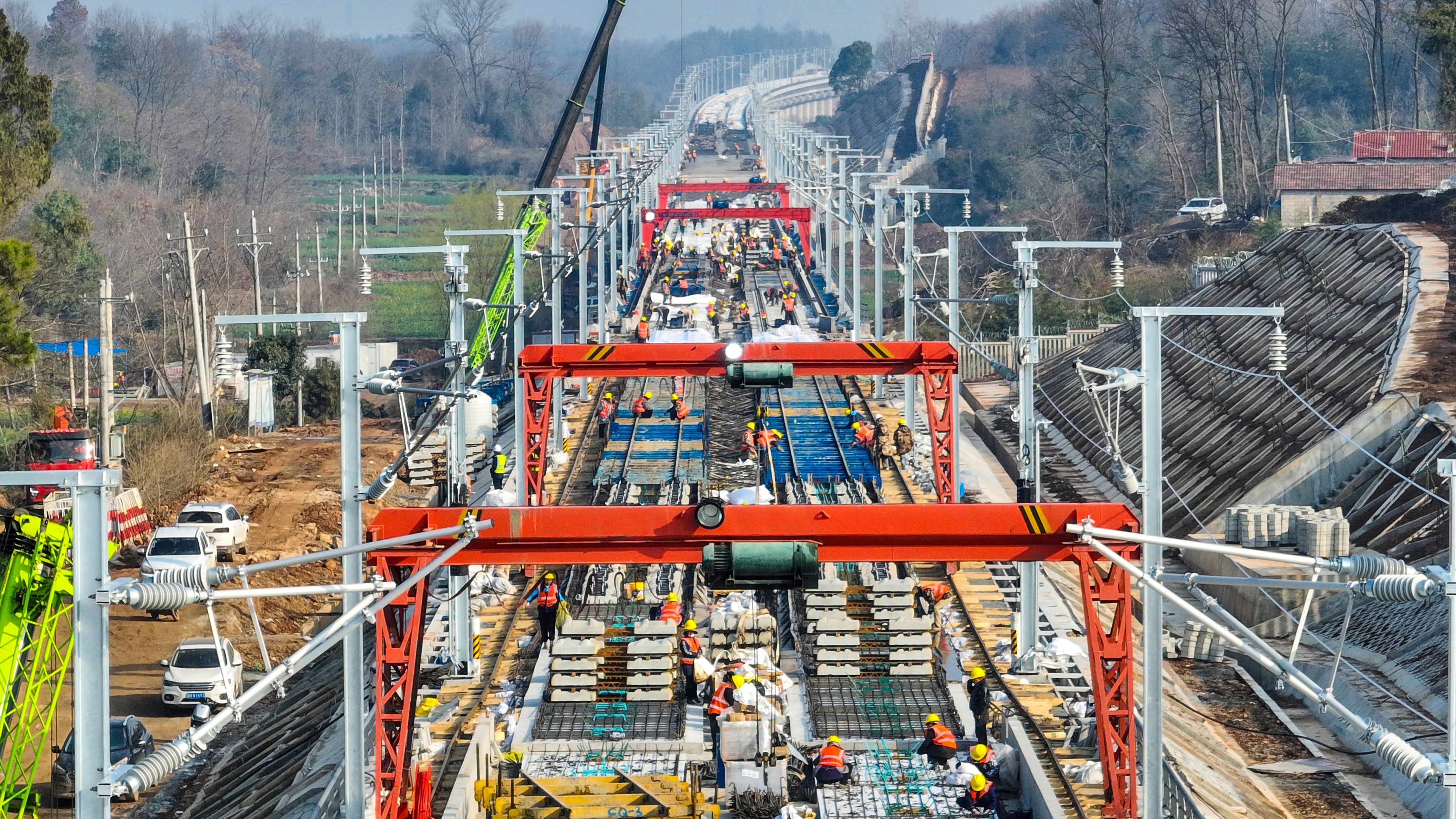 襄荆高铁全线开始铺轨