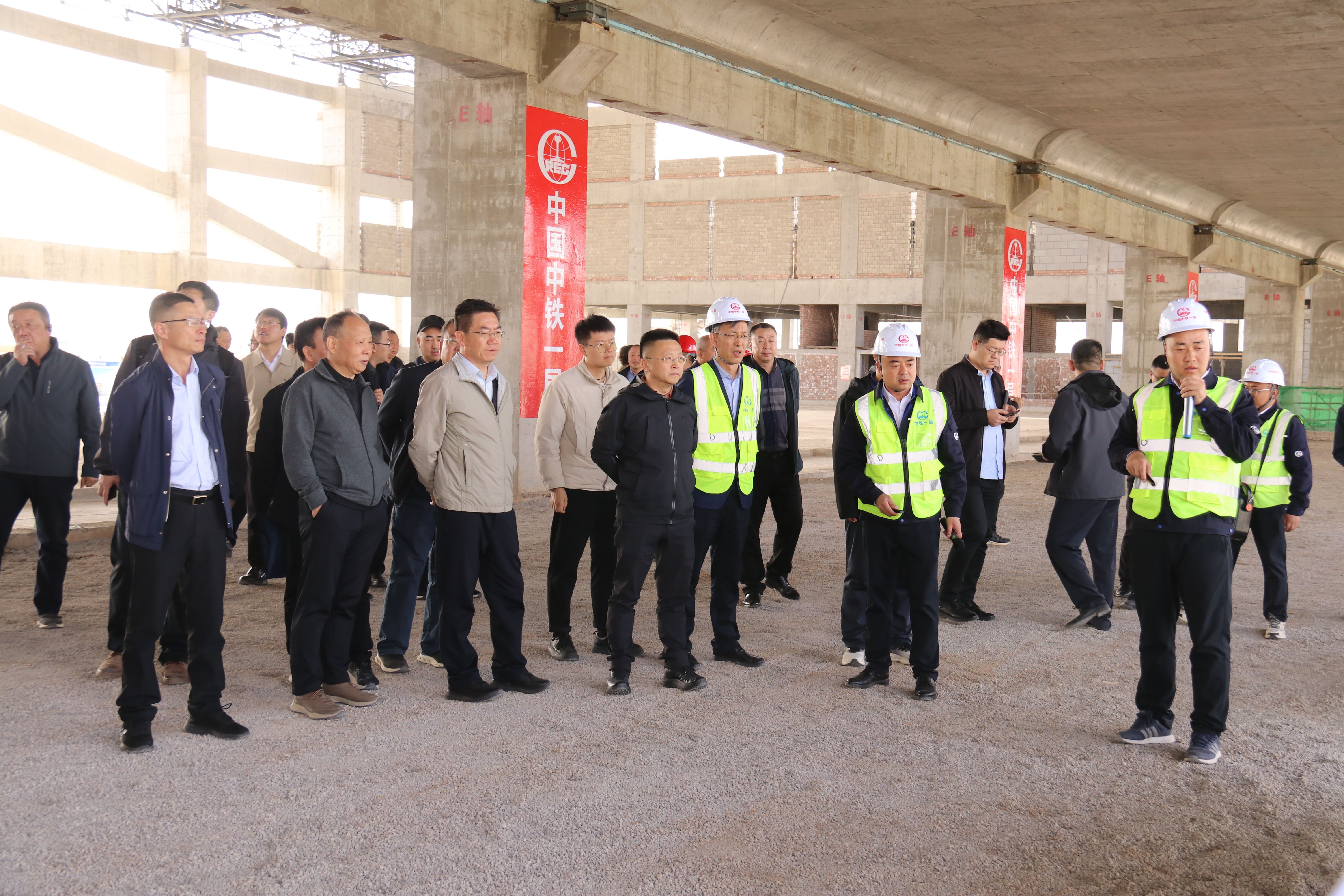 百人观摩团走进中铁一局银巴铁路项目