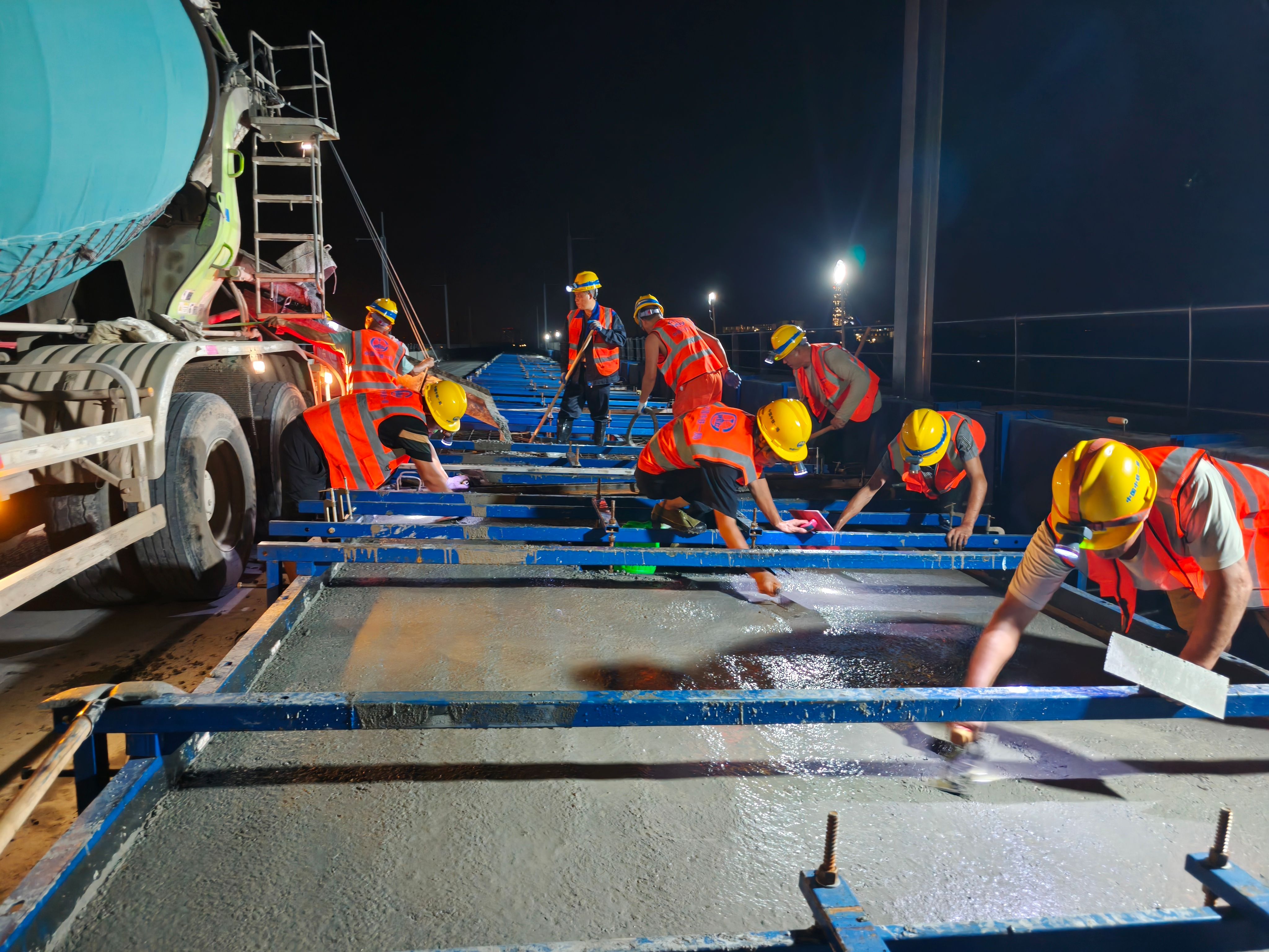 (一）无砟轨道底座板混凝土浇筑作业