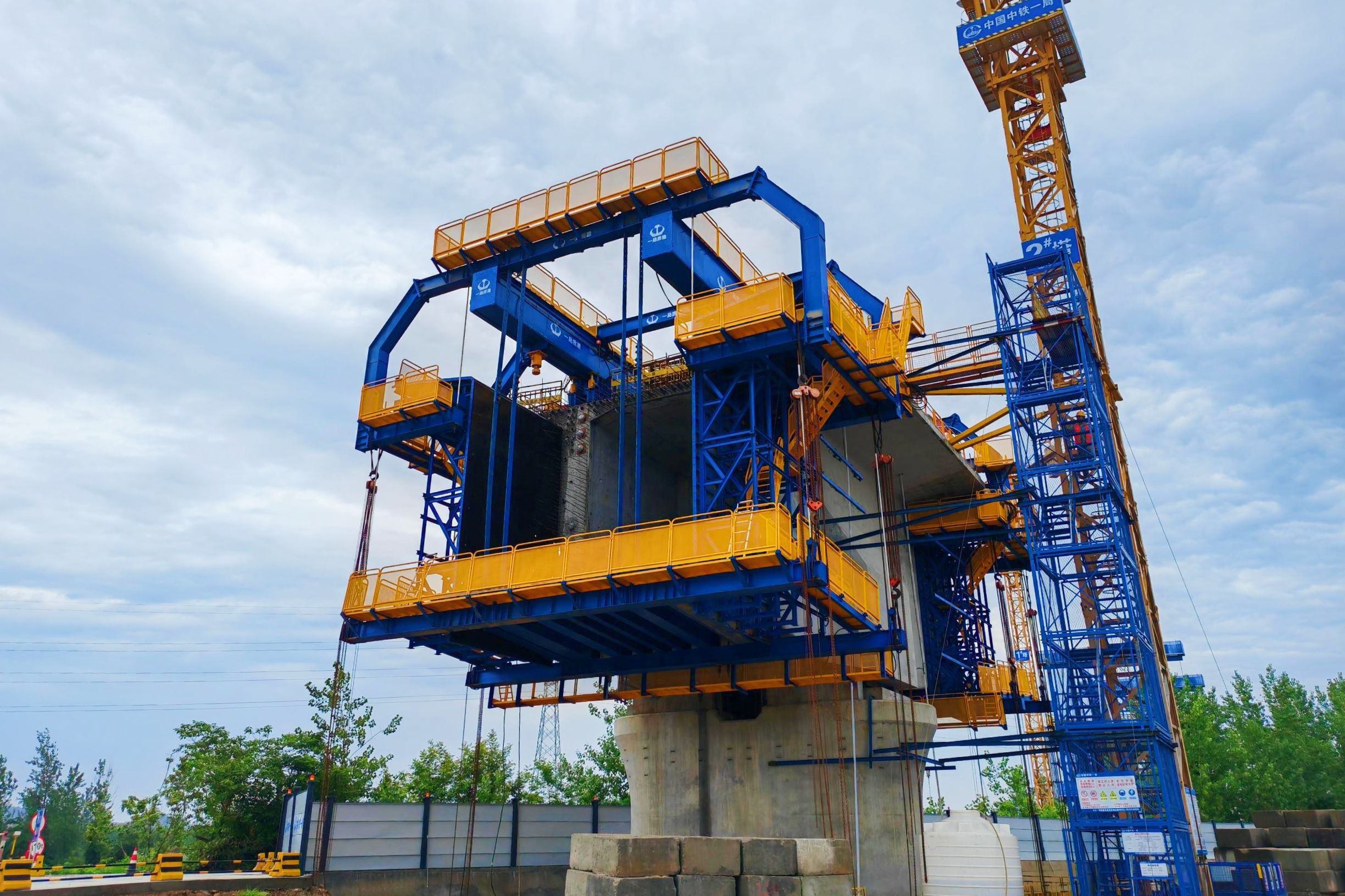 中铁一局自研智能悬灌造桥机在新...